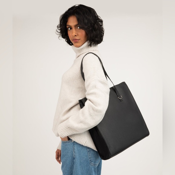 This pretty vegan leather bag is very practical and beautiful. - Picture 5 of 5